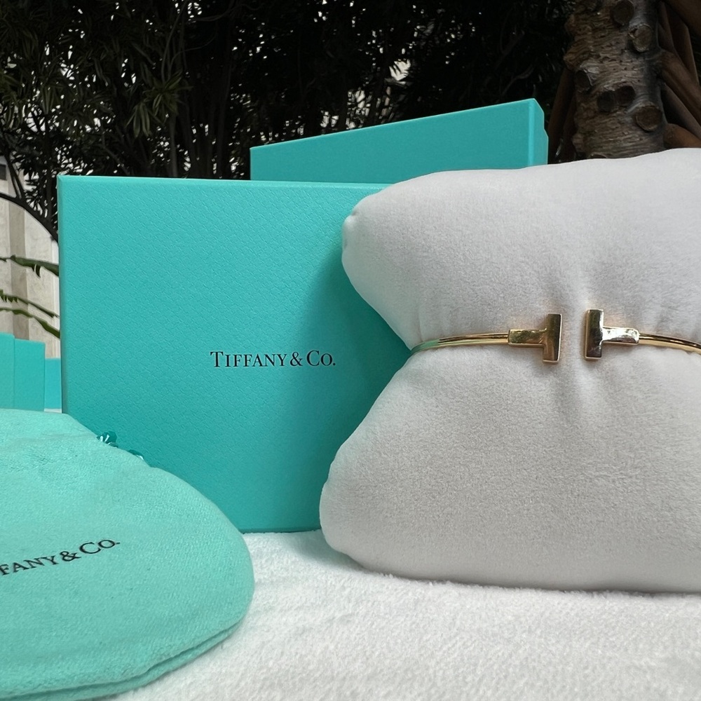 TIFFANY T WIRE BRACELET 18K Rose Gold, Size Medium. - Picture 11 of 17